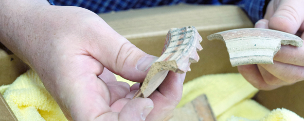 Shards of an Edomite pot dating to the 7/6th century B.C. (photo: Stefan F. Sämmer) Shards of an Edomite pot dating to the 7/6th century B.C. (photo: Stefan F. Sämmer)