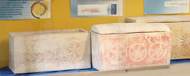 Ossuaries, chests designed to hold bones, served as secondary repositories for human remains in the period 20 B.C. to 70 A.D. (photo: Stefan F. Sämmer) Ossuaries, chests designed to hold bones, served as secondary repositories for human remains in the period 20 B.C. to 70 A.D. (photo: Stefan F. Sämmer)