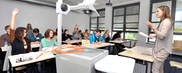 Part of the project are in-class simulations to prepare the students for their later daily routine. (photo: Uwe Feuerbach) Part of the project are in-class simulations to prepare the students for their later daily routine. (photo: Uwe Feuerbach)