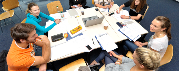 It is an essential part of the simulation game to reflect on in-class experiences. (photo: Uwe Feuerbach) It is an essential part of the simulation game to reflect on in-class experiences. (photo: Uwe Feuerbach)