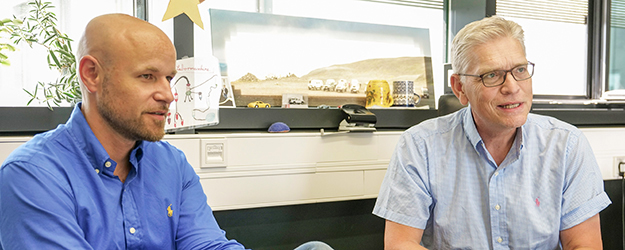 • In their CRC work, Tobias Bopp (l.) and Hansjörg Schild are hoping to uncover parallels between the evasion strategies employed by chronic diseases and tumors. (photo: Stefan F. Sämmer) • In their CRC work, Tobias Bopp (l.) and Hansjörg Schild are hoping to uncover parallels between the evasion strategies employed by chronic diseases and tumors. (photo: Stefan F. Sämmer)