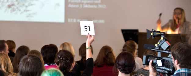 There were students sitting in the audience, joined by a number of artists from the region whose works are up for sale. (photo: Peter Pulkowski) There were students sitting in the audience, joined by a number of artists from the region whose works are up for sale. (photo: Peter Pulkowski)