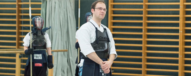 The political science major Thomas Gerstmann teaches a small group in naginata, a japanese martial art. (photo: Peter Pulkowski) The political science major Thomas Gerstmann teaches a small group in naginata, a japanese martial art. (photo: Peter Pulkowski)