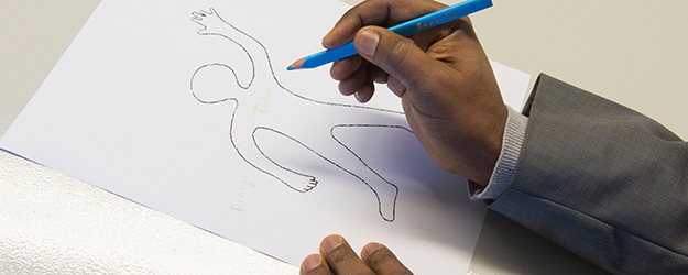 The study participants of the research project are asked to create a personal language profile by means of assigning each language they speak to a body part. (photo: Peter Pulkowski) The study participants of the research project are asked to create a personal language profile by means of assigning each language they speak to a body part. (photo: Peter Pulkowski)