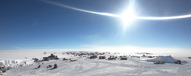 42 scientists will be spending the winter together at the Amundsen-Scott Research Station. (photo/©: Benjamin Eberhardt, NSF) 42 scientists will be spending the winter together at the Amundsen-Scott Research Station. (photo/©: Benjamin Eberhardt, NSF)
