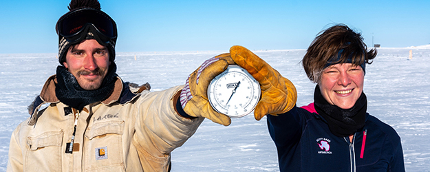 Kathrin Mallot and Benjamin Eberhardt are responsible for overseeing the IceCube Neutrino Observatory during the Antarctic winter – at temperatures as low as minus 82 degrees Celsius. (photo/©: Benjamin Eberhardt, NSF) Kathrin Mallot and Benjamin Eberhardt are responsible for overseeing the IceCube Neutrino Observatory during the Antarctic winter – at temperatures as low as minus 82 degrees Celsius. (photo/©: Benjamin Eberhardt, NSF)