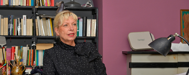 While at university in the 1970s, Angelika Schulz-Parthu also worked as a student assistant for Professor Erwin Rotermund. They still maintain regular contact today. (photo: Uwe Feuerbach) While at university in the 1970s, Angelika Schulz-Parthu also worked as a student assistant for Professor Erwin Rotermund. They still maintain regular contact today. (photo: Uwe Feuerbach)