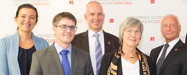 The Dres. Elke und Rainer Göbel-Stiftung was officially established in August 2017 in the presence of the president of JGU (center) and representatives of Faculty 08 and the Institute of Physics. (photo: Peter Pulkowski) The Dres. Elke und Rainer Göbel-Stiftung was officially established in August 2017 in the presence of the president of JGU (center) and representatives of Faculty 08 and the Institute of Physics. (photo: Peter Pulkowski)