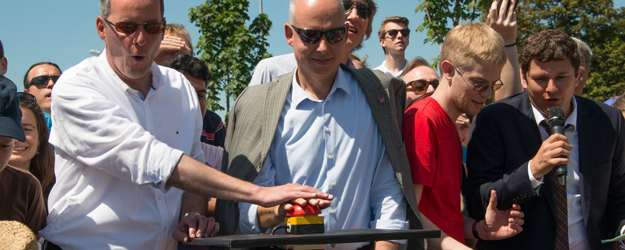 JGU President Professor Georg Krausch (2nd fltr) and the Mayor of Mainz Michael Ebling (l.) set the ball rolling on the world record attempt by pressing the starting button. JGU President Professor Georg Krausch (2nd fltr) and the Mayor of Mainz Michael Ebling (l.) set the ball rolling on the world record attempt by pressing the starting button.