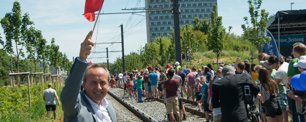 Rhineland-Palatinate Minister of Science Professor Konrad Wolf at the first checkpoint of the record-breaking track confirmed that the ball had passed his section. Rhineland-Palatinate Minister of Science Professor Konrad Wolf at the first checkpoint of the record-breaking track confirmed that the ball had passed his section.