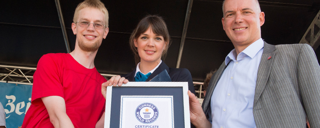 Record adjudicator Lena Kuhlmann presented the Guinness World Records certificate to JGU President Professor Georg Krausch (r.) and the project's organizer Dr. Christian Schneider (l.). Record adjudicator Lena Kuhlmann presented the Guinness World Records certificate to JGU President Professor Georg Krausch (r.) and the project's organizer Dr. Christian Schneider (l.).