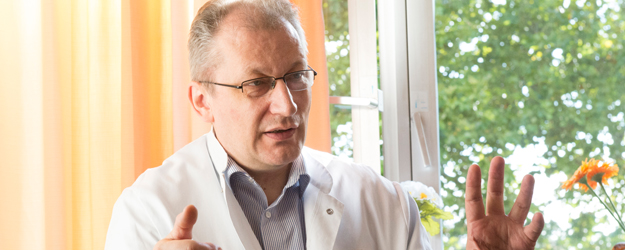 PD Dr. Detlef Becker is head of the photodynamic therapy unit at the Department of Dermatology at the Mainz University Medical Center. (photo: Peter Pulkowski)