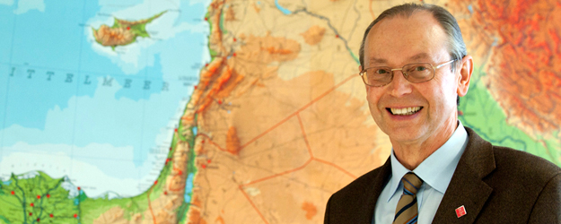 Professor Günter Meyer holds various posts, such as Head of the Center for Research of the Arab World (ZEFAW). (photo: Peter Pulkowski) Professor Günter Meyer holds various posts, such as Head of the Center for Research of the Arab World (ZEFAW). (photo: Peter Pulkowski)