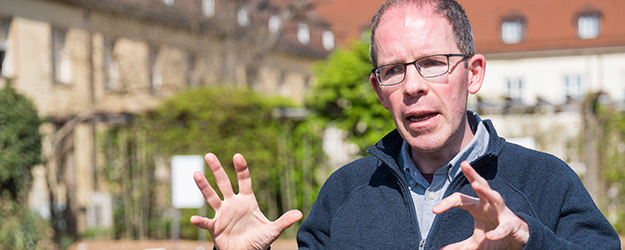 Dr. Michael Pirie analyzes the genomes of the different species of heather in order to clarify their family relationships. (photo: Stefan F. Sämmer) Dr. Michael Pirie analyzes the genomes of the different species of heather in order to clarify their family relationships. (photo: Stefan F. Sämmer)