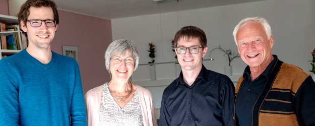 Award winner Dr. Johannes Roßnagel, Dr. Elke Göbel, Professor Patrick Windpassinger of the JGU Institute of Physics, and Dr. Rainer Göbel (photo: Peter Pulkowski) Award winner Dr. Johannes Roßnagel, Dr. Elke Göbel, Professor Patrick Windpassinger of the JGU Institute of Physics, and Dr. Rainer Göbel (photo: Peter Pulkowski)