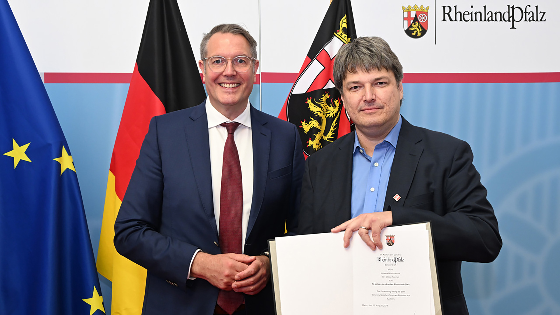 View image in original size Professor Stefan Kramer (right) was appointed AI Pilot of the state of Rhineland-Palatinate by its Minister-President Alexander Schweizer (left), with the task of enhancing synergies between AI and the life sciences. (photo/©: Kristina Schäfer / State Chancellery of Rhineland-Palatinate)