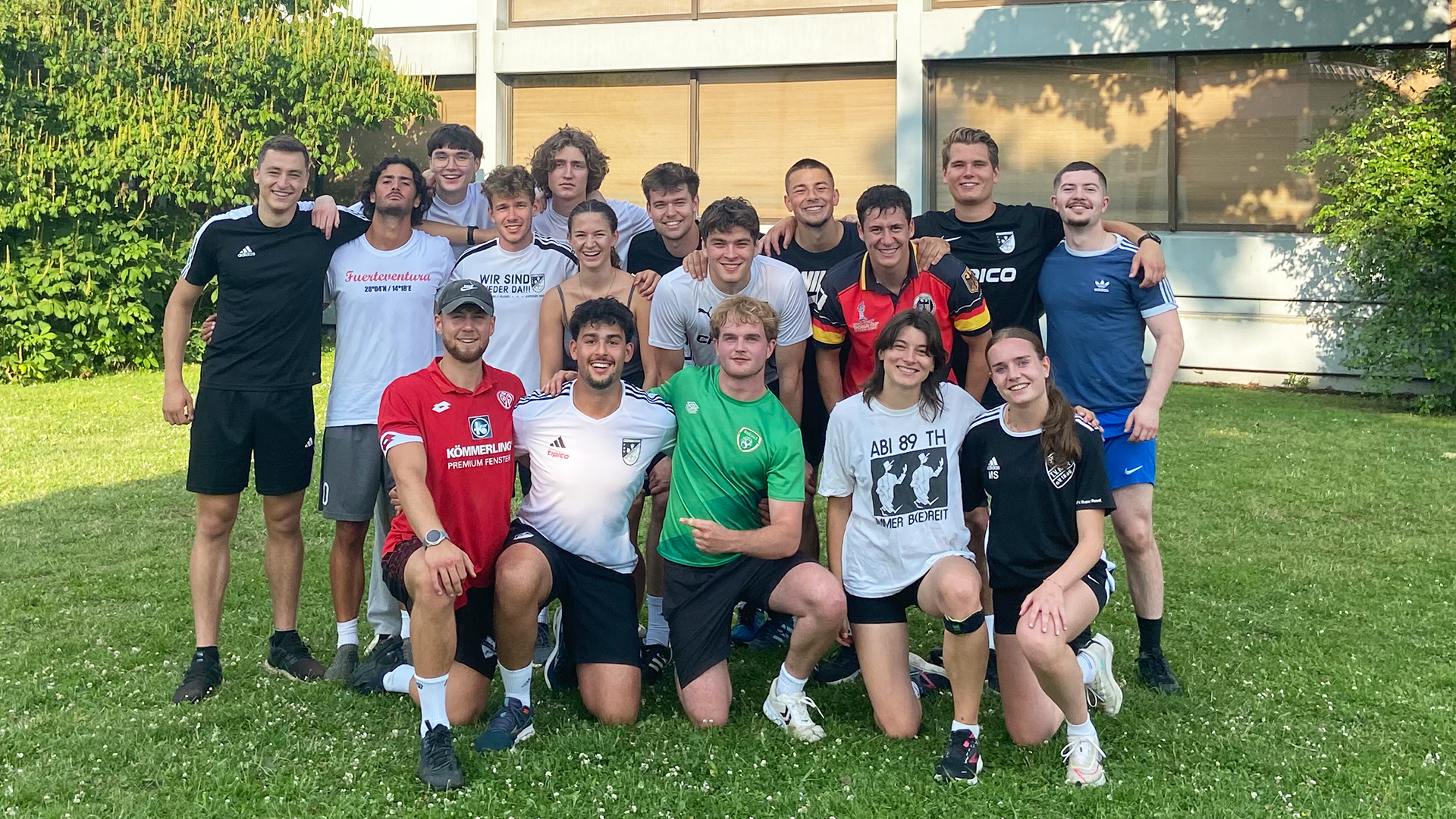 View image in original size Niklas Gebhardt (front row, left) and Levin Weckenmann (second row, right, wearing the German national team jersey) offer a Kho Kho course through the university sports program at JGU. (photo/©: private)