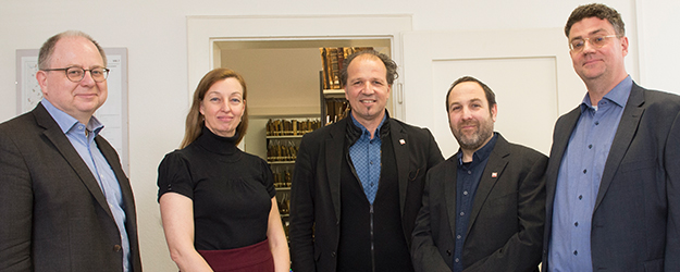 Professor Claus Arnold, Alexandra Nusser, JGU Vice President Professor Stephan Jolie, and Professor Andreas Lehnardt welcome the first ReIReS scholarship holder, Leor Jacobi (second from right) at JGU. (photo: Peter Pulkowski)