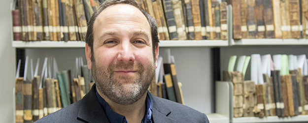 The ReIReS scholarship holder Leor Jacobi visits Mainz University to research the Yom Kippur rituals of the medieval Jewish community in Mainz. (photo: Peter Pulkowski)