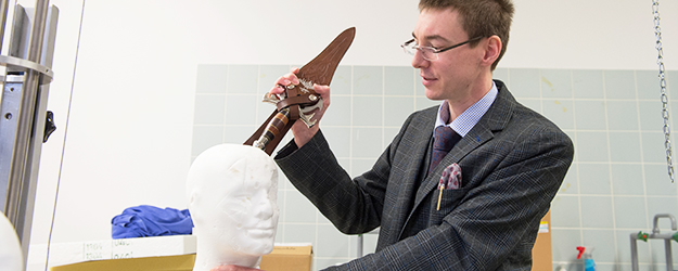 Did the victim really run onto the knife? This is the sort of question Stefan Axmann has to answer in his laboratory. (photo: Peter Pulkowski)