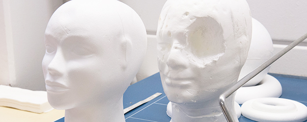 In these experiments, Axmann uses so-called validated simulants – synthetic materials that have roughly the same properties as human tissue. (photo: Peter Pulkowski)