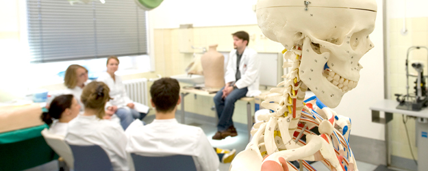 The Skills Lab provides a variety of courses for medical students where they can try out and improve their practical skills. (photo: Peter Pulkowski)