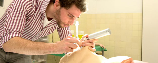 Till Kämmerer demonstrates how to insert a tube in the trachea. (photo: Peter Pulkowski)