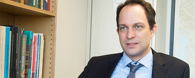 Julian Rentzsch studied at JGU himself and returned to his alma mater in 2017 after periods in Sweden, Hungary, and Macedonia. (photo: Peter Pulkowski)