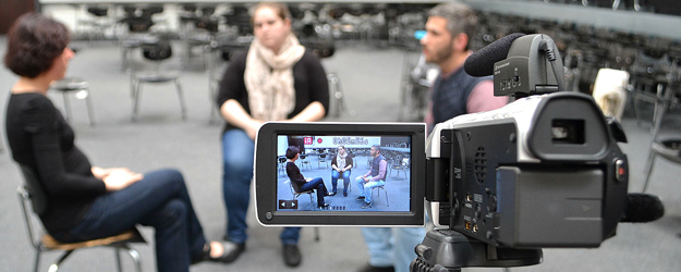 The interpreter scenario simulation gives students the opportunity to try out what it is like being an interpreter in a wide range of different interview situations, here with interpreter and psychotherapist Inge Pinzker (l.). (photo: Maída Hernández)