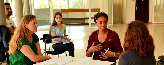 Petra Wolf (l.), head of the women's shelter in Bad Kreuznach, also supports the interpreter scenario simulation at the Faculty of Translation Studies, Linguistics, and Cultural Studies in Germersheim. (photo: Maída Hernández)