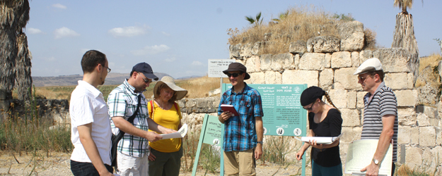 In a student seminar in 2012, archaeology students from Mainz University designed a set of information signs about the Khirbat al-Minya palace complex. (photo: David Eran, Tel Aviv)