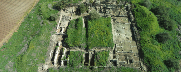 Aerial view of the excavated early Islamic caliph's palace Khirbat al-Minya (photo/©: Yaniv Darvasi, The Hebrew University of Jerusalem)