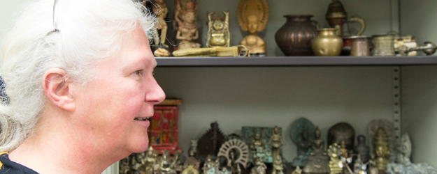Dr. Marion Meisig is one of the two curators of the Indian Bronze Collection with ist about 200 items, which belongs to the JGU Institute of Indian Studies. (photo: Peter Pulkowski)