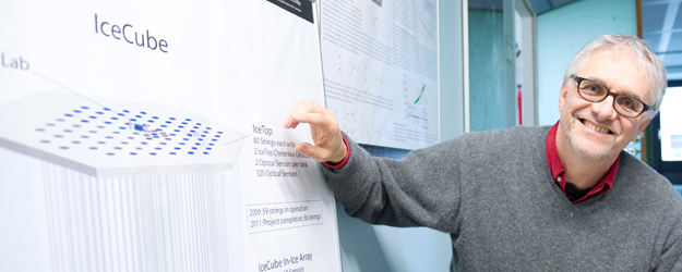 Professor Lutz Köpke uses a model to explain the IceCube detector and its complex structure. (photo: Peter Pulkowski)