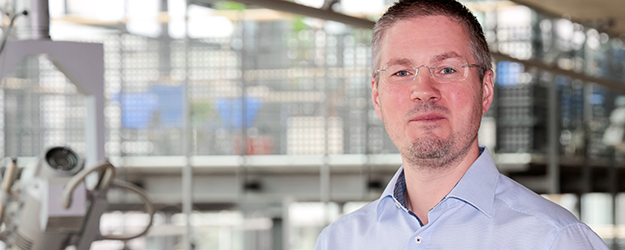Professor Carsten Streb's research focuses on aspects of sustainable energy conversion and storage. (photo: Stefan F. Sämmer)
