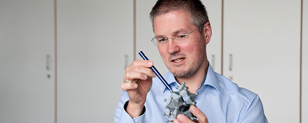 Professor Carsten Streb values the interdisciplinary collaboration at JGU – within the Department of Chemistry as well as across disciplines. (photo: Stefan F. Sämmer)
