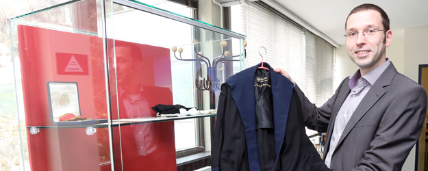 University archivist Dr. Christian George shows a gown of the type that Mainz professors were still wearing in the 1960s. (photo: Stefan F. Sämmer)