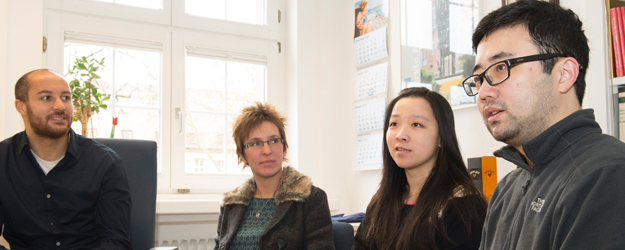 Snjezana Teljega (2nd fltr) and Gabriel Belinga Belinga (left) of the JGU Welcome Center help foreign scientists and researchers like Chuan Li (right) and his wife Dan Rao (3rd fltr) in all paperwork and bureaucracy. (photo: Peter Pulkowski)