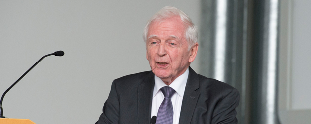 Nobel laureate Professor Harald zur Hausen was invited by JGU President Professor Georg Krausch to sign the Mainz University’ Visitors’ Book.(photo: Peter Pulkowski)