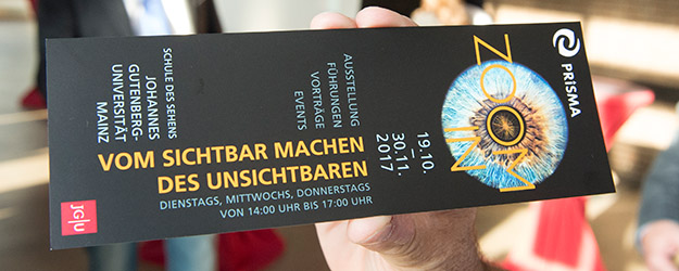 The ZoomIn exhibition with its fascinating multimedia exhibits provides insight into current research in the field of physics. (photo: Peter Pulkowski)