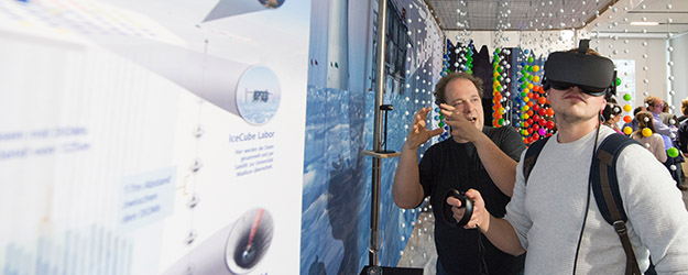 With the help of a virtual reality headset, the visitors gain an initial impression of the IceCube detector at the South Pole, where physicists are working on detecting neutrinos. (photo: Peter Pulkowski)