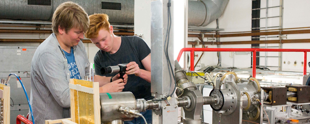 The high school students built their own detectors for the experiment and planned the experimental sequence for the MAMI particle accelerator. (photo: Stefan F. Sämmer)