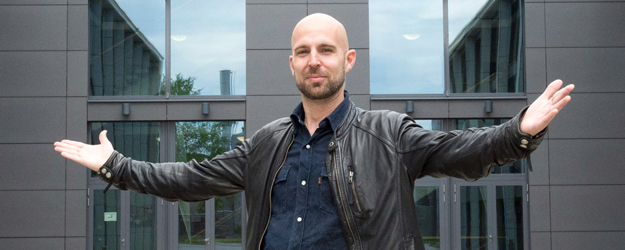 Alumnus Chris Bremus enjoys reminiscing about the special atmosphere at JGU's School of Music. (photo: Peter Pulkowski)