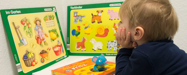 Tiberius quickly found the children's table with picture books and painting equipment waiting in the JGU Family Services Center. (photo: Peter Pulkowski)