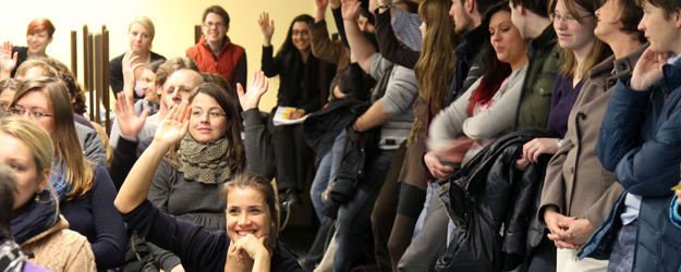 The number of students who attended the first-ever Student Paper Info Night at the University Library of JGU was much larger than expected. (photo: Stefan F. Sämmer)