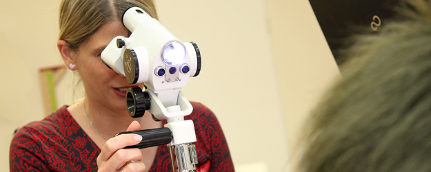 The colposcope is an important instrument when it comes to the examination of possible victims of sexual abuse. (photo: Stefan F. Sämmer)