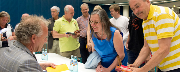 After finishing the lecture, Friedemann Schrenk started signing. (photo: Peter Pulkowski)