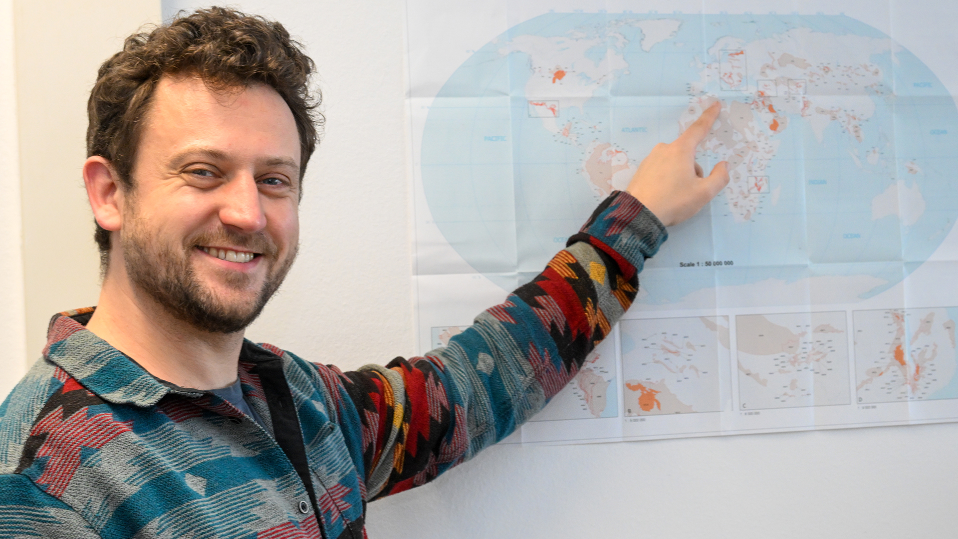When teaching, Robert Reinecke does not solely concentrate on the digital dimensions of water research: "I'm a big fan of maps, including those printed on paper." (photo: Peter Thomas)