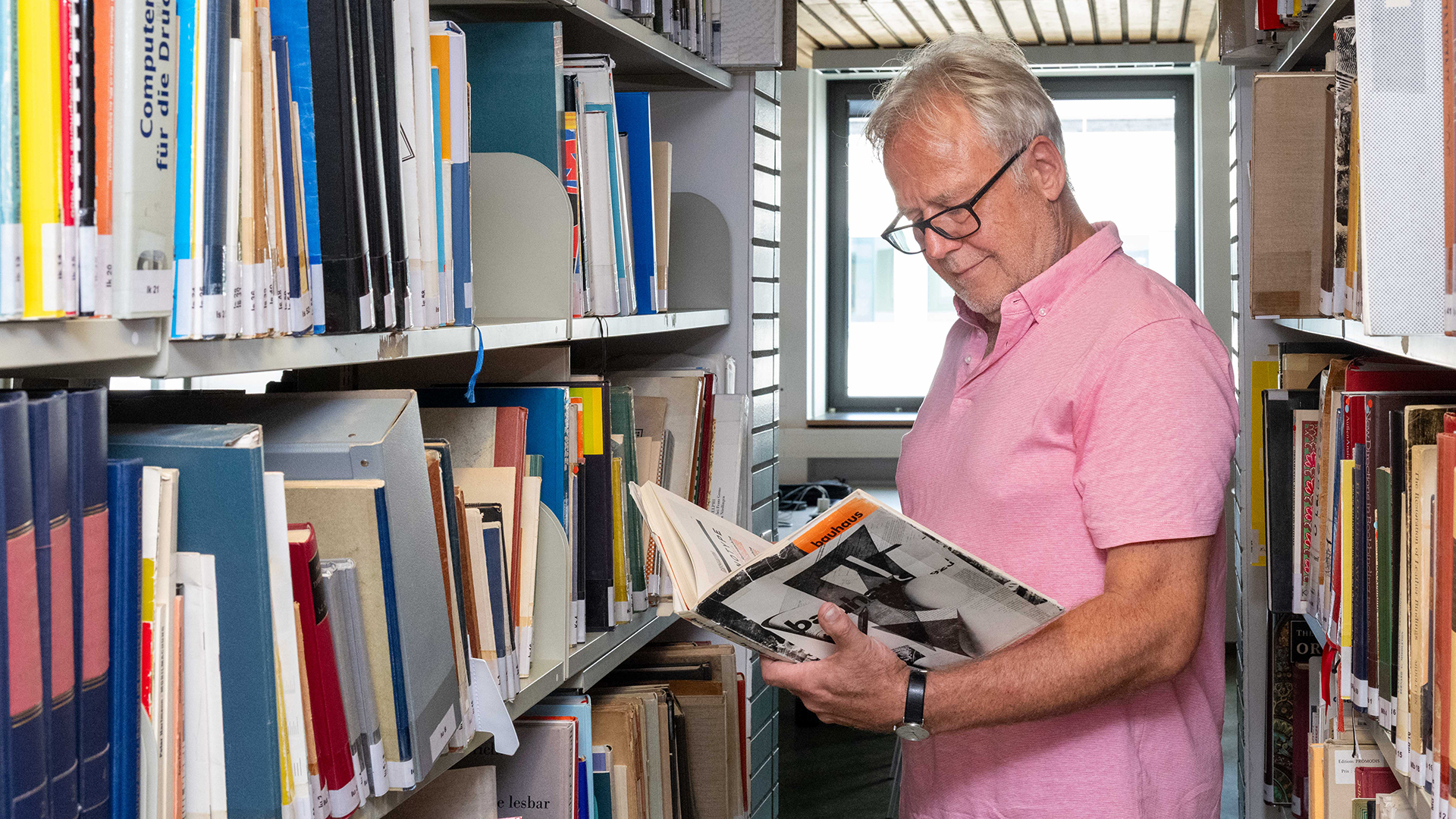 Professor Christoph Bläsi is one of three spokespersons for the interdisciplinary KI@JGU network. Beyond raising the productivity of the publishing sector, he sees significant potential for the use of artificial intelligence in humanities and social sciences research, not least in his own field of book studies. (photo: Peter Thomas)